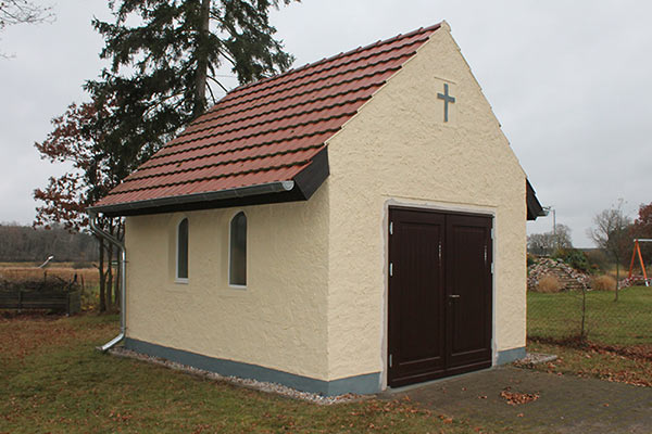 Die Friedhofskapelle in Bork mit neuer Tür und neuem Anstrich
