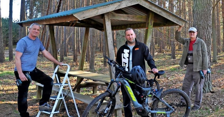 Mario Tiede, Mathias Strauß und Axel Fischer haben der Sitzgruppe am Barrenthiner Weg zu einem neuen Dach verholfen