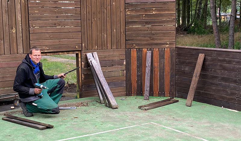 Dirk Busch repariert den Sportplatz Bork