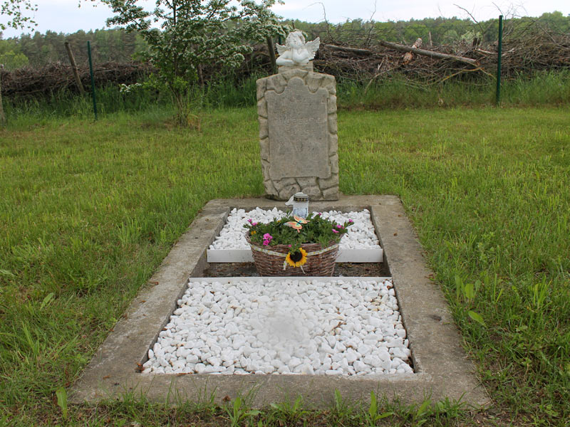 Pflege des Kindergrabes auf dem Borker Friedhof