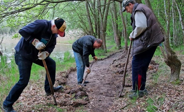 Die MAE-Helfer Renato Kube, Jens Lößner und Matthias Quittenbaum bauen einen neuen Wanderweg. Foto: Andre Reichel