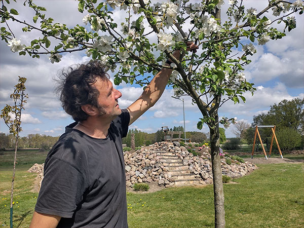 Baumpfleger Jörg Kösters in Bork bei den Obstbäumen beim Backhausplatz