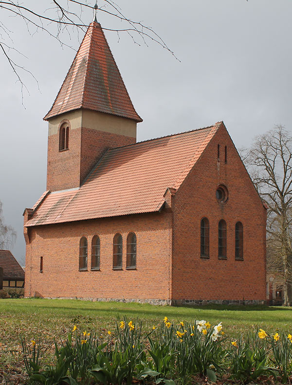 Borker Kirche mit Osterglocken