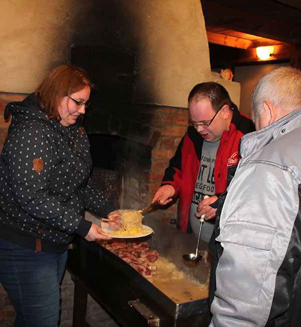 Eisbeinessen im Borker Backhaus