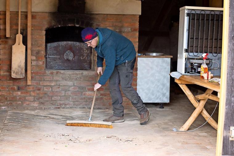 Das Backhaus erhält einen Frühjahrsputz