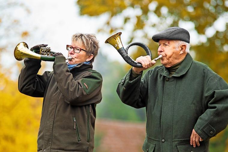 Jagdhornblaeser des Kreisjagdverbandes Ostprignitz-Ruppin spielen auf der Hubertusmesse in Bork